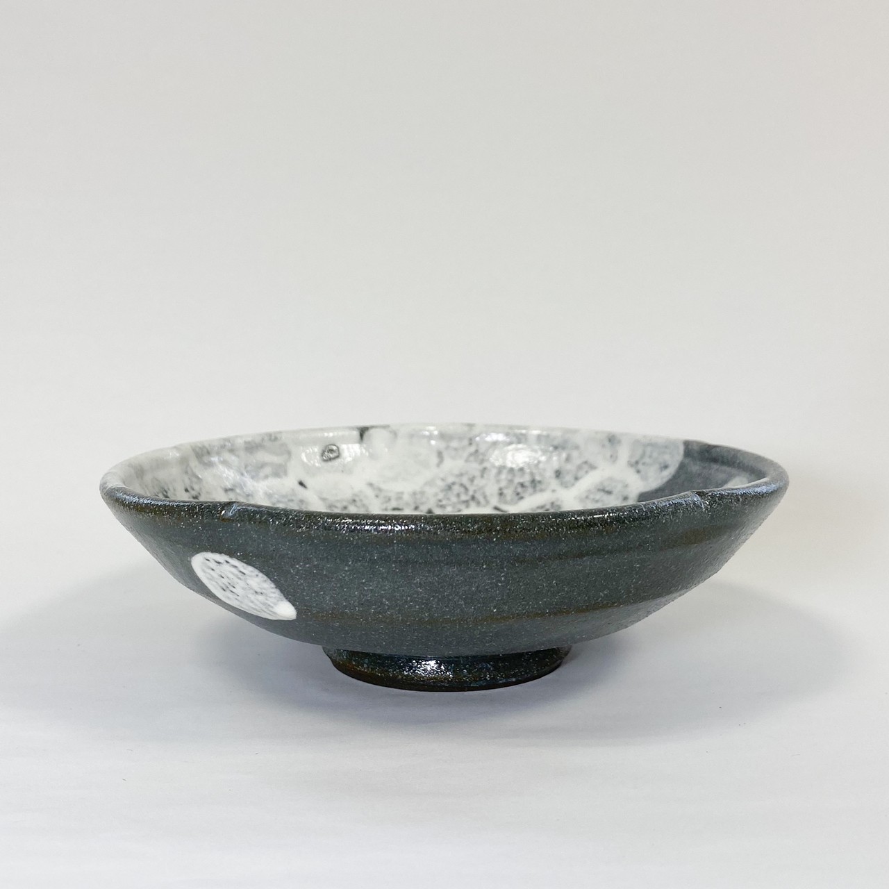 【受注販売】粉引ペタペタリー 花形鉢【ドット】