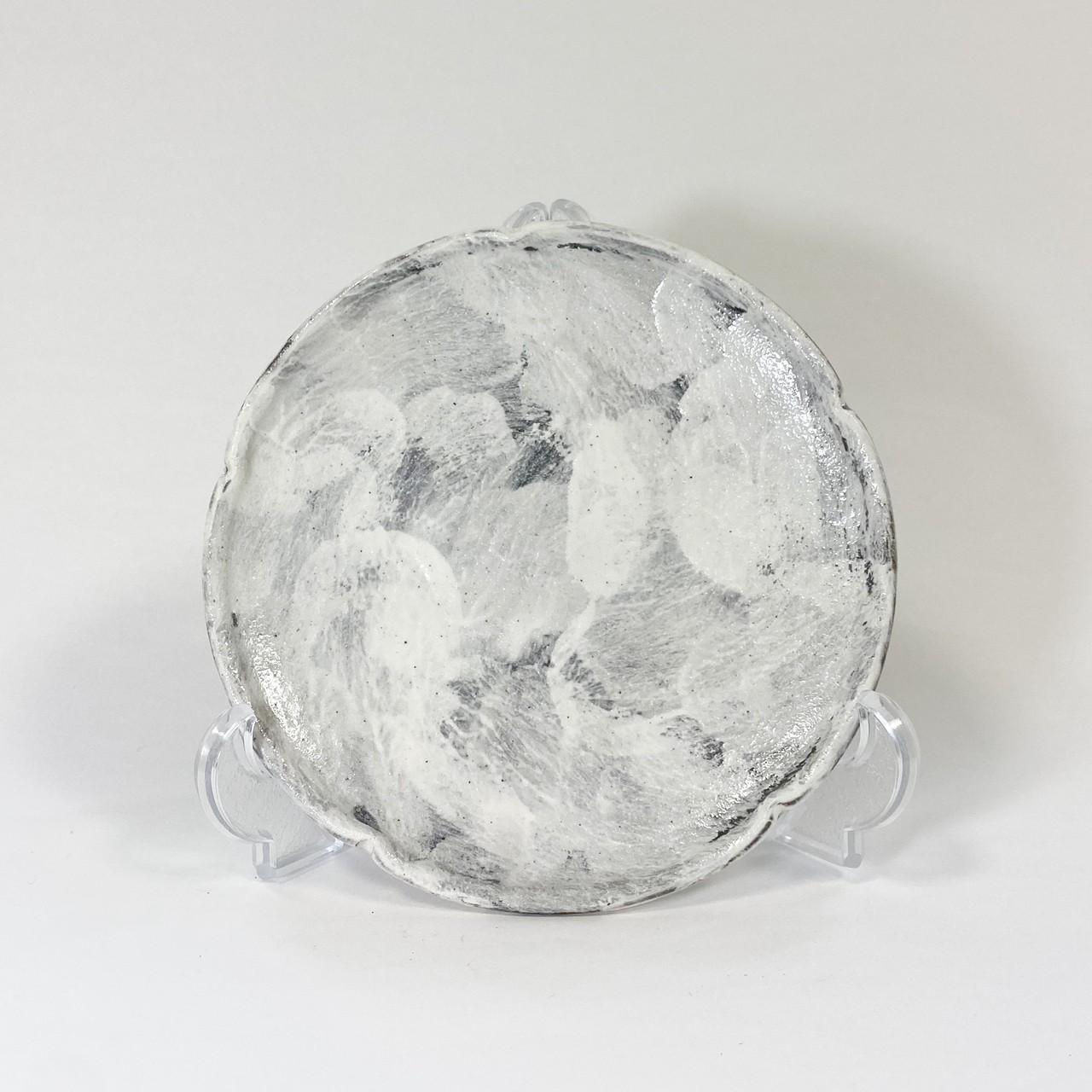 【受注販売】粉引ペタペタリー 花形皿【まだら】