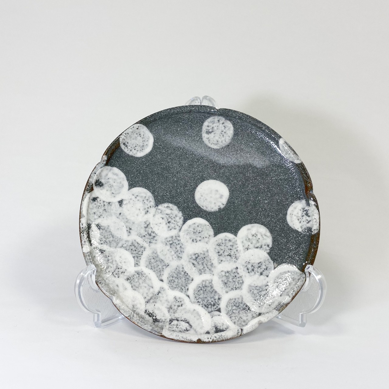 【受注販売】粉引ペタペタリー 花形皿【ドット】